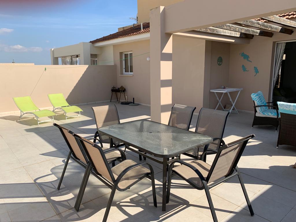 Stunning 2 bedroom penthouse apartment with wifi and large patio licence 0001713